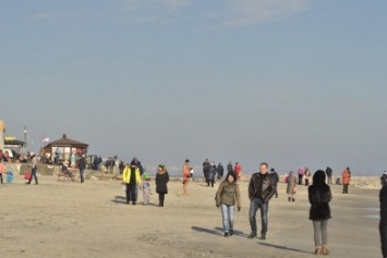 Одесситы вышли к морю греться на солнце (ФОТО)