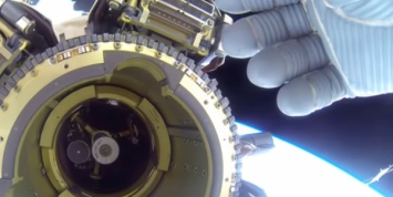 Камера зафиксировала попытку астронавта NASA зарыть НЛО рукой