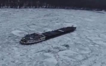 На Дунае корабль вмерз в реку: появилось эффектное видео