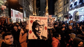 В США продолжаются протесты против президентства Трампа