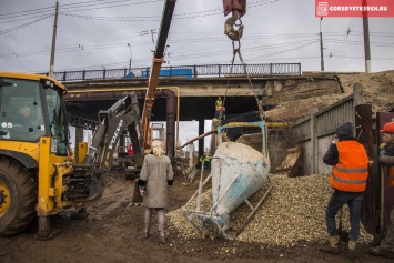 На Горьковском мосту в Керчи продолжается ремонт (Фото)