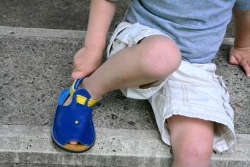 Воспитательница помогала ребенку натягивать ботинки. 4 раза подряд. И вот по какой причине