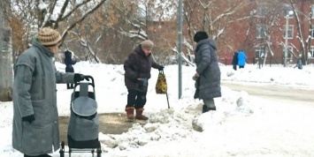 Пермской пенсионерке пришлось бороться с гололедом с помощью топора