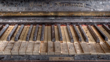 Писательница из Британии уехала в Сибирь в поисках старинных пианино