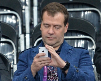 Медведев впервые оценил в Twitter пост пользователя о "Шерлоке"