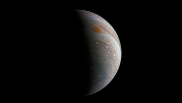 Зонд Juno передал на землю снимки "Великого красного пятна" Юпитера