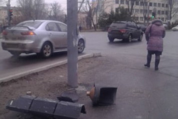 В Мариуполе упал светофор (ФОТО)