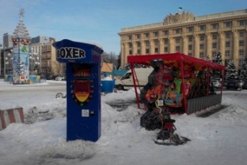 В Харькове начали демонтировать ярмарку на площади Свободы (ФОТО)