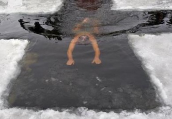 Жителям Днепропетровщины напоминают, как правильно окунаться в воду на Крещение