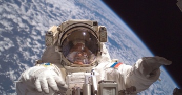 Российские космонавты не могут выйти в космос из-за потери скафандра?