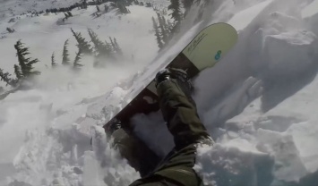 Сноубордист снял жуткие кадры схода лавины