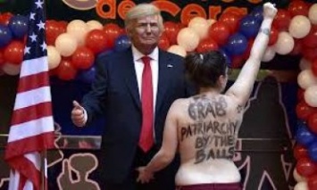 В Мадриде полуголая активистка FEMEN атаковала воскового Трампа
