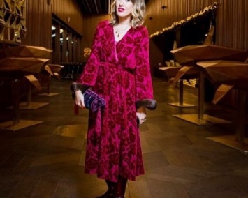 Ксении Собчак удивила модный бомонд платьем из бархатных штор