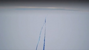 Опубликовано видео с гигантской трещиной в Антарктиде