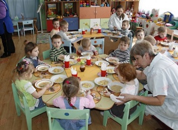В Бердянске хотят повысить зарплаты воспитателям детсадов раньше, чем это предусмотрено законом