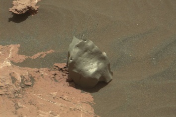 Curiosity обнаружил на Марсе металлический метеорит