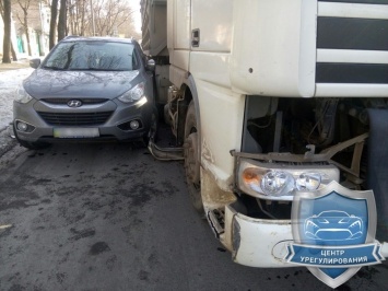 В Николаеве грузовик, совершая объезд, протаранил легковушку «Hyundai»