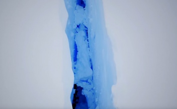 С помощью дрона показали гигантскую трещину в леднике Антарктиды