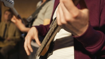 Ученые установили, как игра на музыкальных инструментах влияет на реакцию