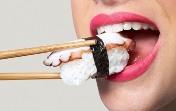 Эксперты: Суши содержат больше калорий, чем фаст фуд