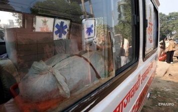 В Индии автобус с людьми смыло в реку. Погибло 9 человек