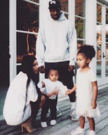Ким Кардашьян заполнила весь Instagram фото с мужем и детьми