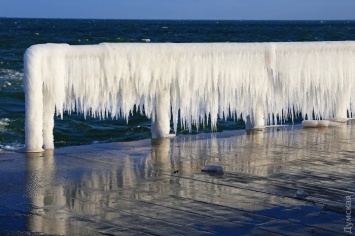 Зимнее одесское море: Практическая гавань замерзла, а на пляжах - ледяной шторм