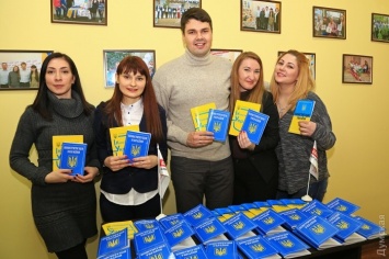 Активисты партии "Солидарность" передали депутатам-сепаратистам брошюры с текстом Конституции Украины (политика)