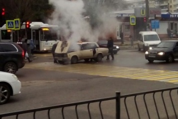 ВИДЕО: в Симферополе автомобиль загорелся во время движения