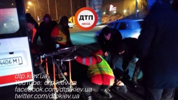 Пьяное ДТП в Киеве на Заболотного: Хонда сбила нетрезвого пешехода-нарушителя и его переехал неизвестный авто. ФОТО