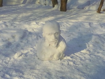 Снежное яблоко раздора: из Ленина-снеговика в сети разгорелся скандал
