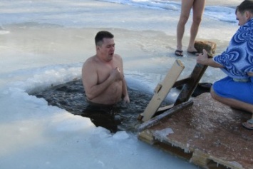 Вода, мороз и плавки: как николаевцы купались на Крещение (ФОТО)