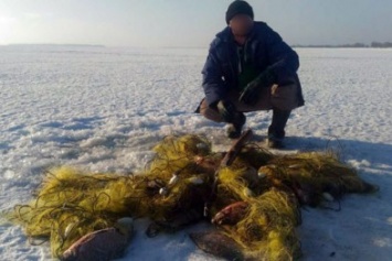 Любитель зимней рыбалки при помощи сетей ловил рыбу на охраняемой Законом территории (ФОТО)