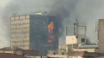В Тегеране упал один из старейших небоскребов, погибли 30 пожарных