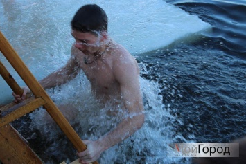 Николаевцы отметили Крещение Господне купанием в ледяной реке