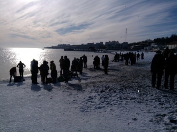 На одесском пляже около 300 человек приняли участие в Крещенском купании