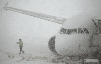 В Японии в аэропорту самолет выехал за пределы ВПП, застряв в сугробе