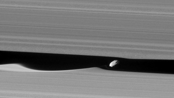 "Кассини" сфотографировал луну, повелевающую кольцами Сатурна