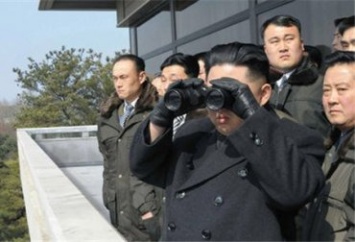 Пулемет, автомат и два бинокля - армия КНДР радуется подарку Ким Чен Ына