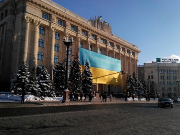 В центре Харькова появился огромный флаг Украины (фото)