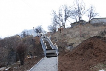 В Бердянске завершено строительство лестницы из «Азмола» на Лиски
