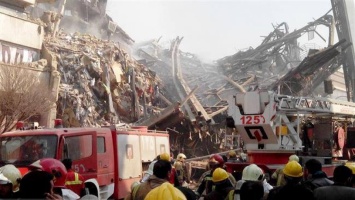 В Тегеране случилось ужасное происшествие: загорелось и обрушилось самое старое здание. 30 погибших. ФОТО