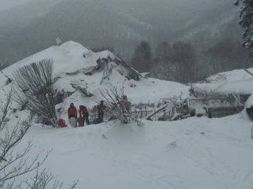В Италии более 20 человек ищут под завалами после схода лавины