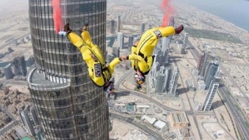 Два француза прыгнул с самого высокого здания мира - Башни Бурдж-Халифа