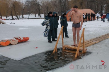 Жители Донецка отпраздновали Крещение танцами и купанием в проруби