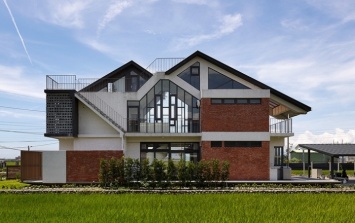 Традиции и современность: загородный дом с динамичным фасадом