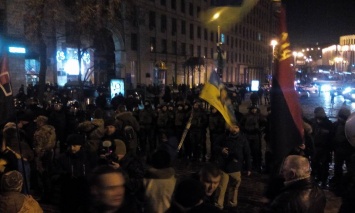 Появилось видео потасовки националистов и силовиков на Грушевского в Киеве