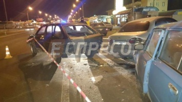 В Киеве водитель въехал в припаркованные машины: двое пострадавших