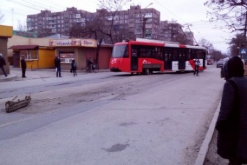 В Мариуполе трамвай сошел с рейс, перегородив дорогу (Фотофакт)