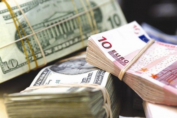 В пятницу доллар дешевеет относительно евро и иены